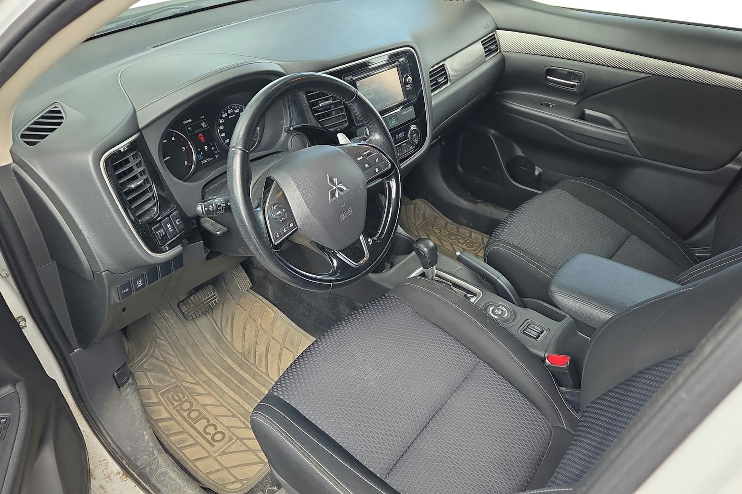 valkoinen Mitsubishi Outlander 2015 kuva 3.