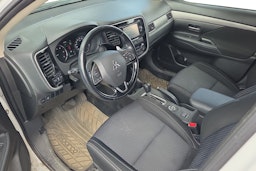 valkoinen Mitsubishi Outlander 2015 kuva 3.