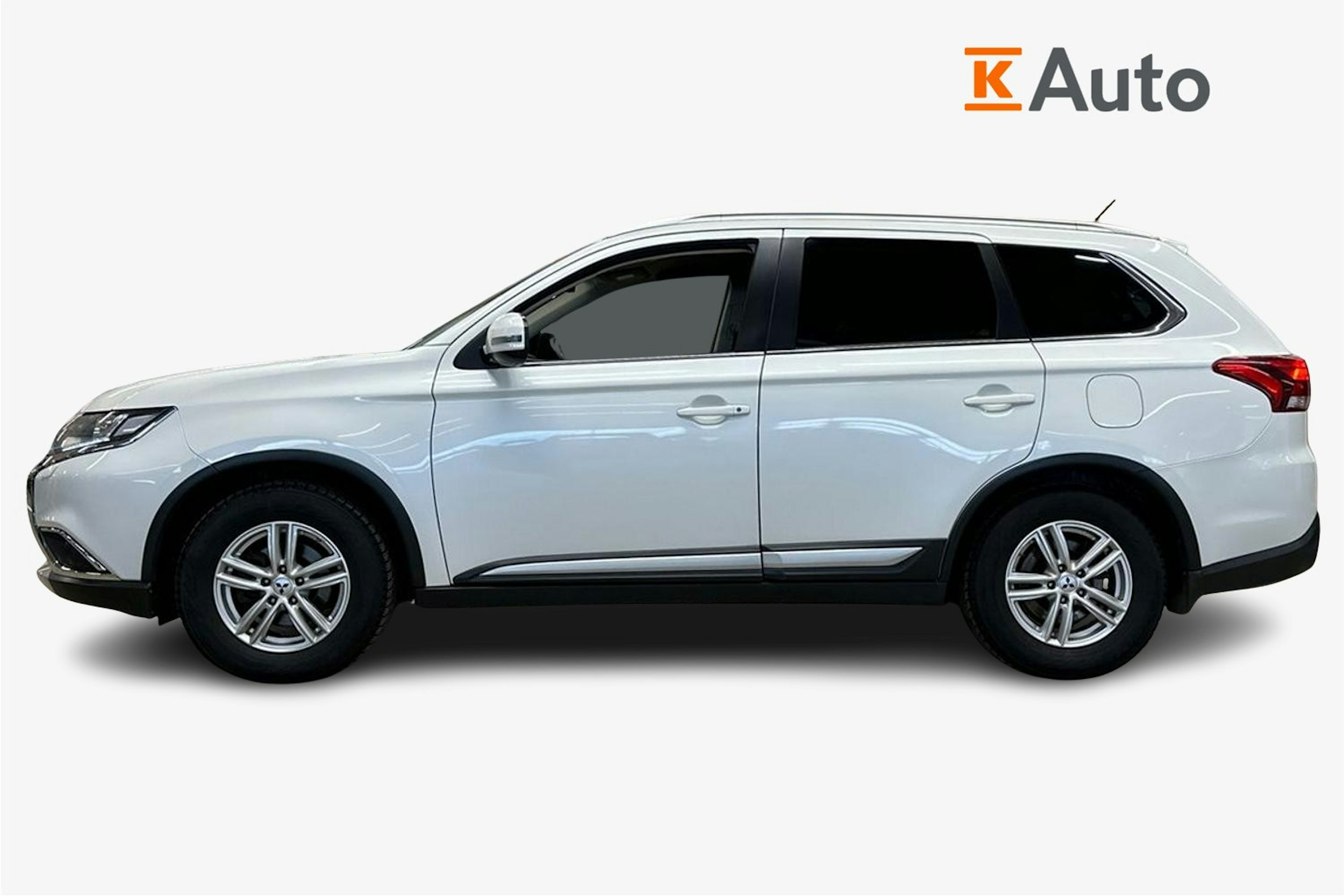 valkoinen Mitsubishi Outlander 2016 kuva 6.