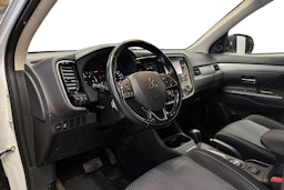 valkoinen Mitsubishi Outlander 2016 kuva 7.