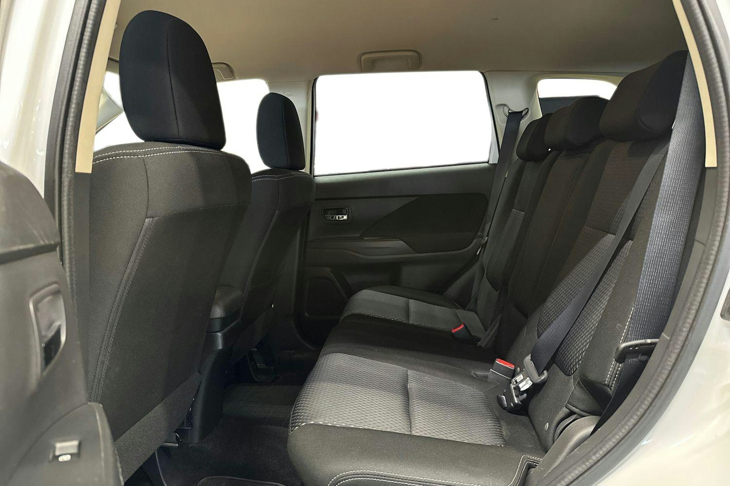 valkoinen Mitsubishi Outlander 2016 kuva 10.