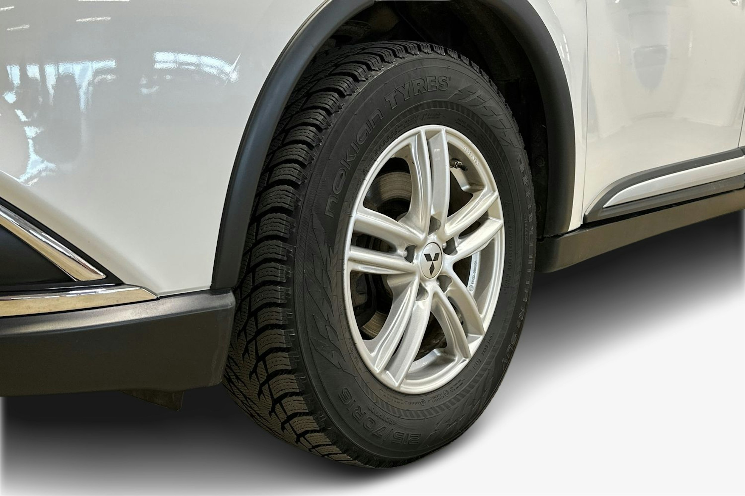 valkoinen Mitsubishi Outlander 2016 kuva 11.