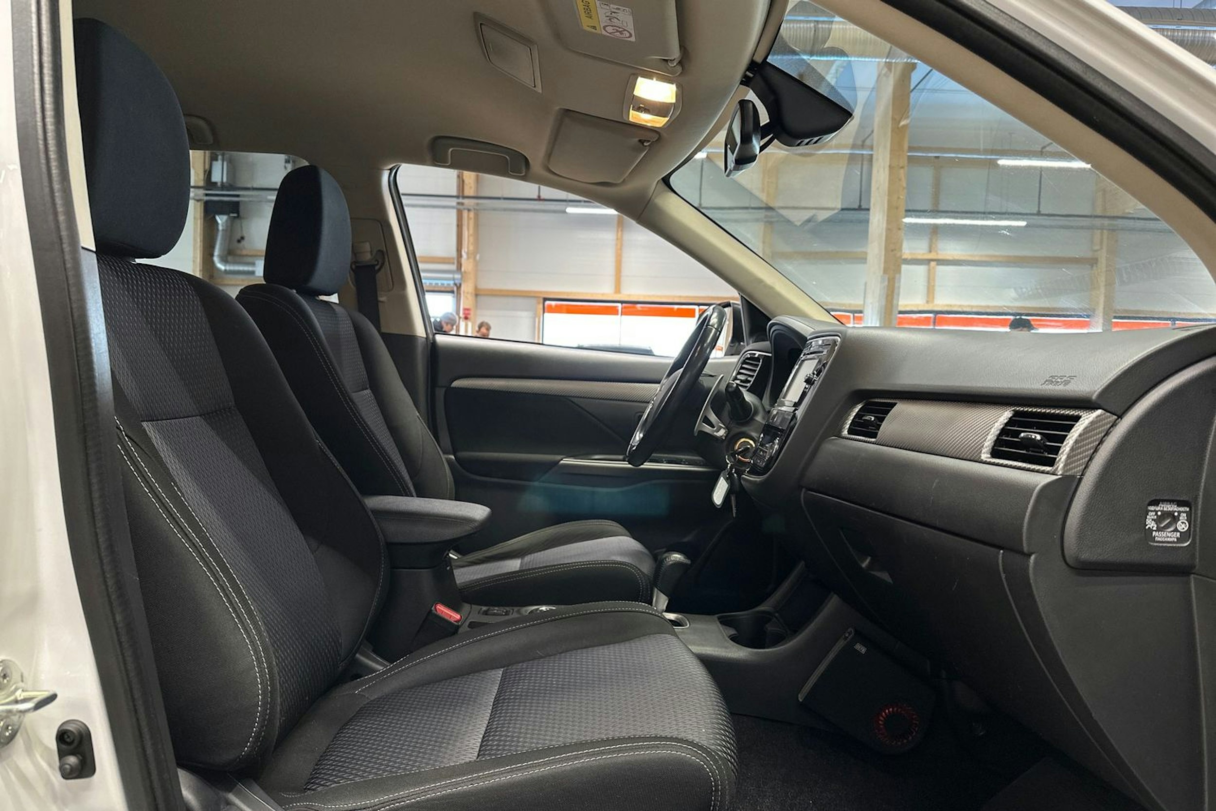 valkoinen Mitsubishi Outlander 2016 kuva 14.