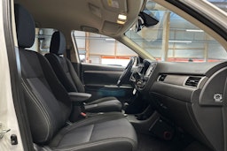 valkoinen Mitsubishi Outlander 2016 kuva 14.