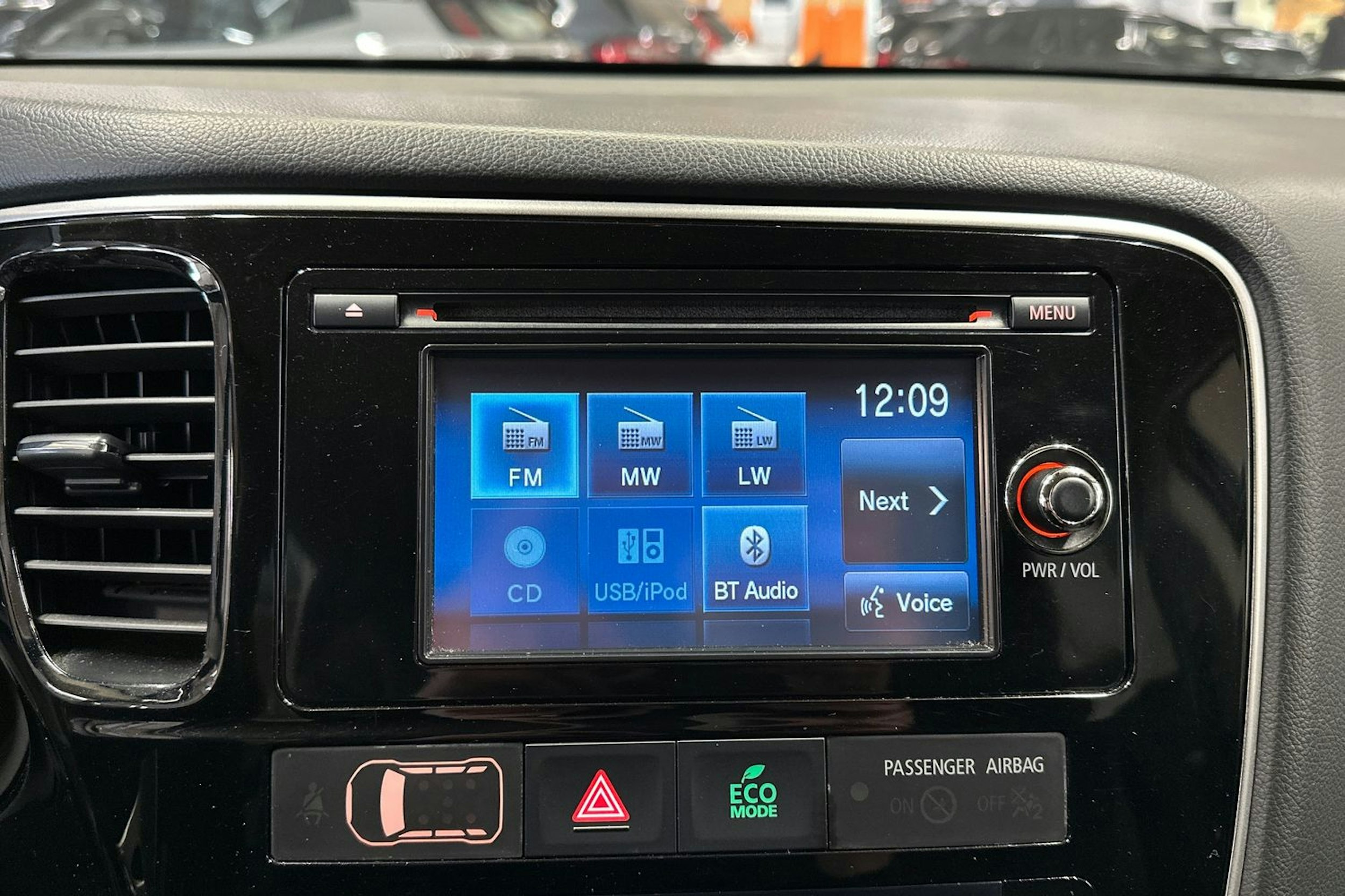 valkoinen Mitsubishi Outlander 2016 kuva 16.