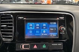 valkoinen Mitsubishi Outlander 2016 kuva 16.