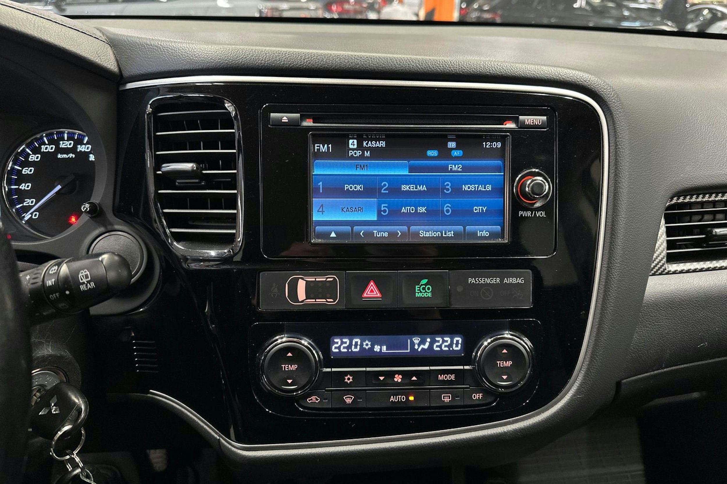 valkoinen Mitsubishi Outlander 2016 kuva 17.