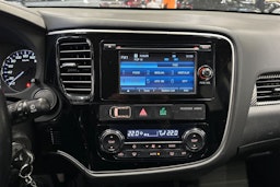 valkoinen Mitsubishi Outlander 2016 kuva 17.