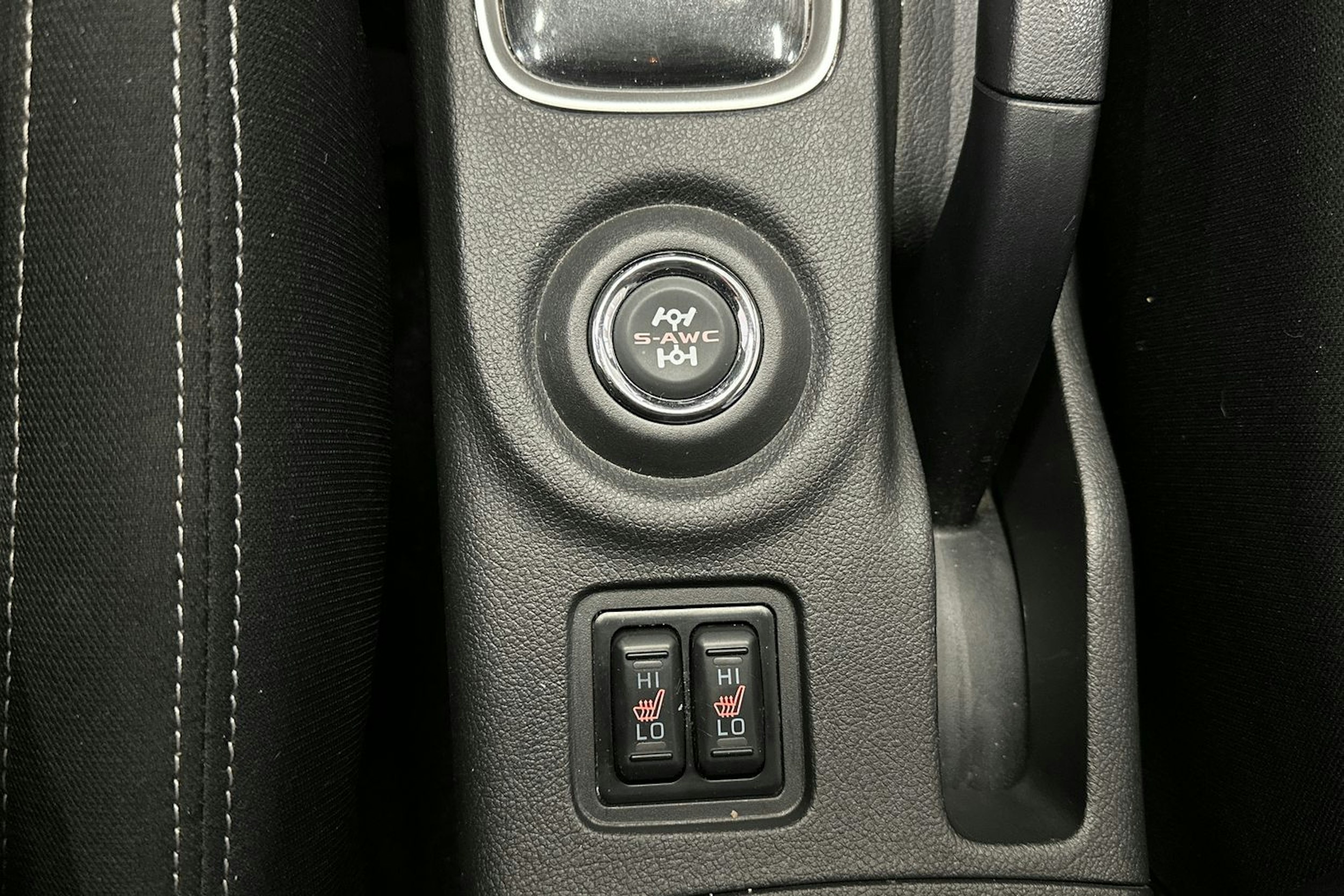 valkoinen Mitsubishi Outlander 2016 kuva 18.