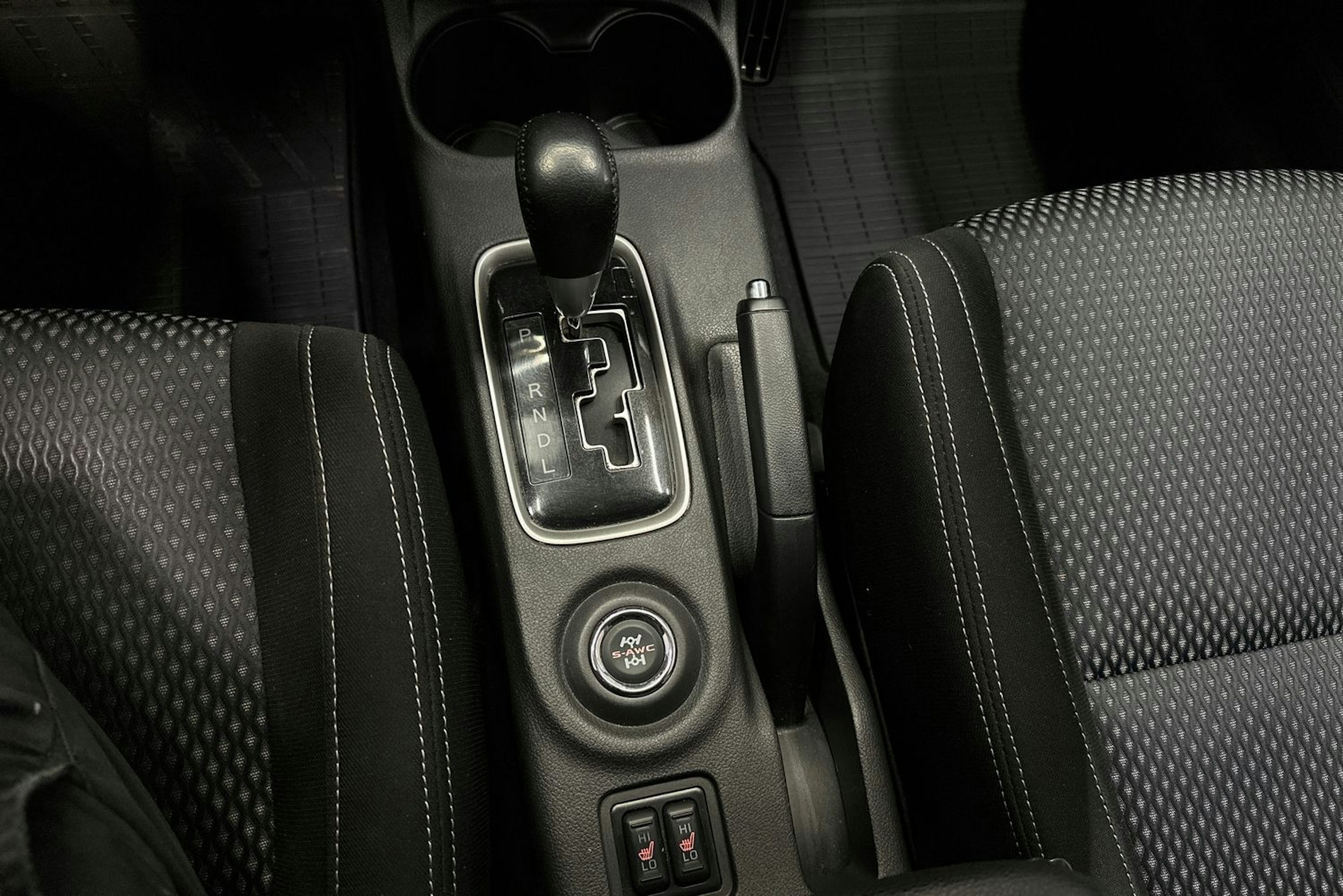 valkoinen Mitsubishi Outlander 2016 kuva 19.