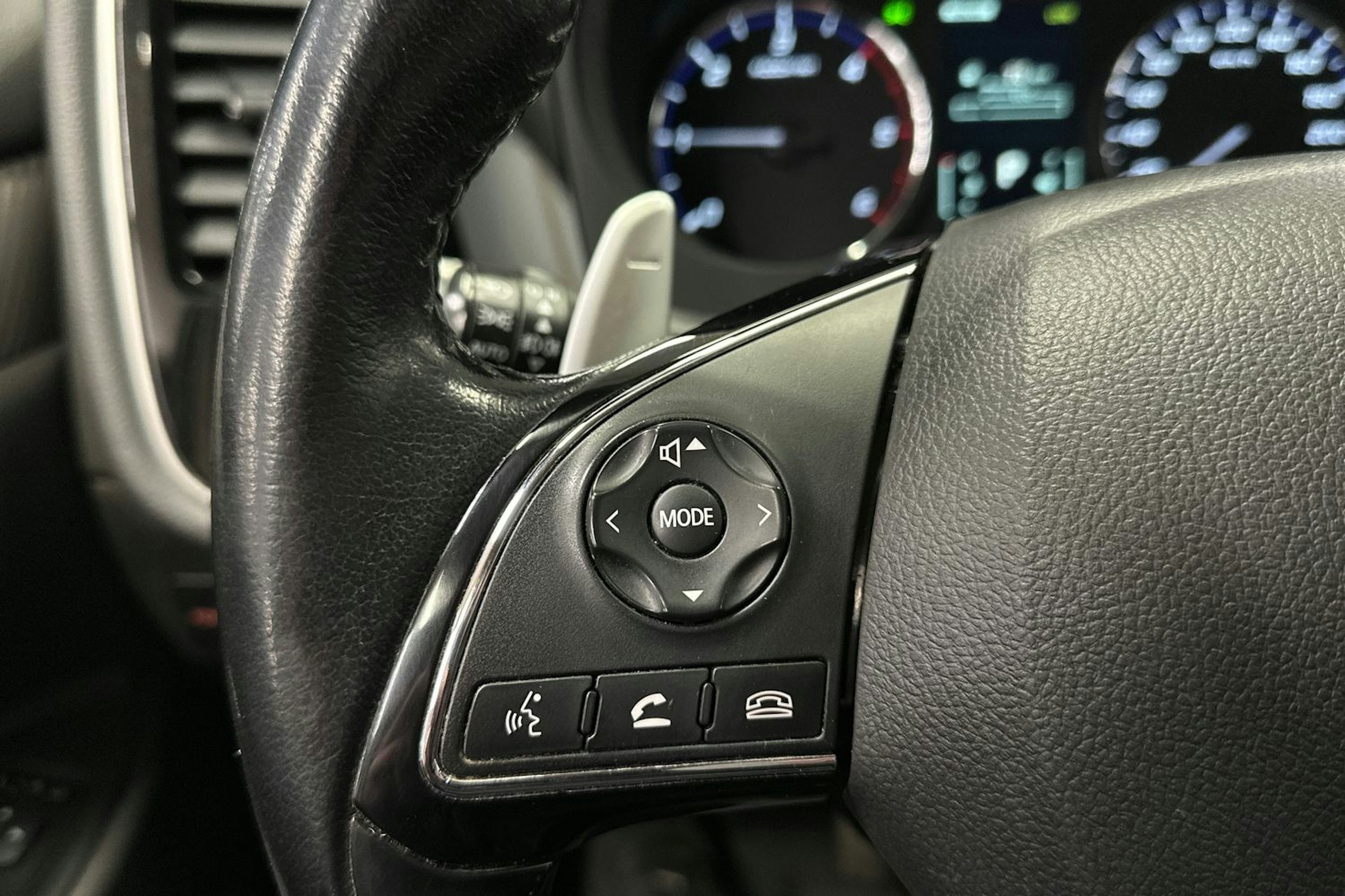 valkoinen Mitsubishi Outlander 2016 kuva 21.