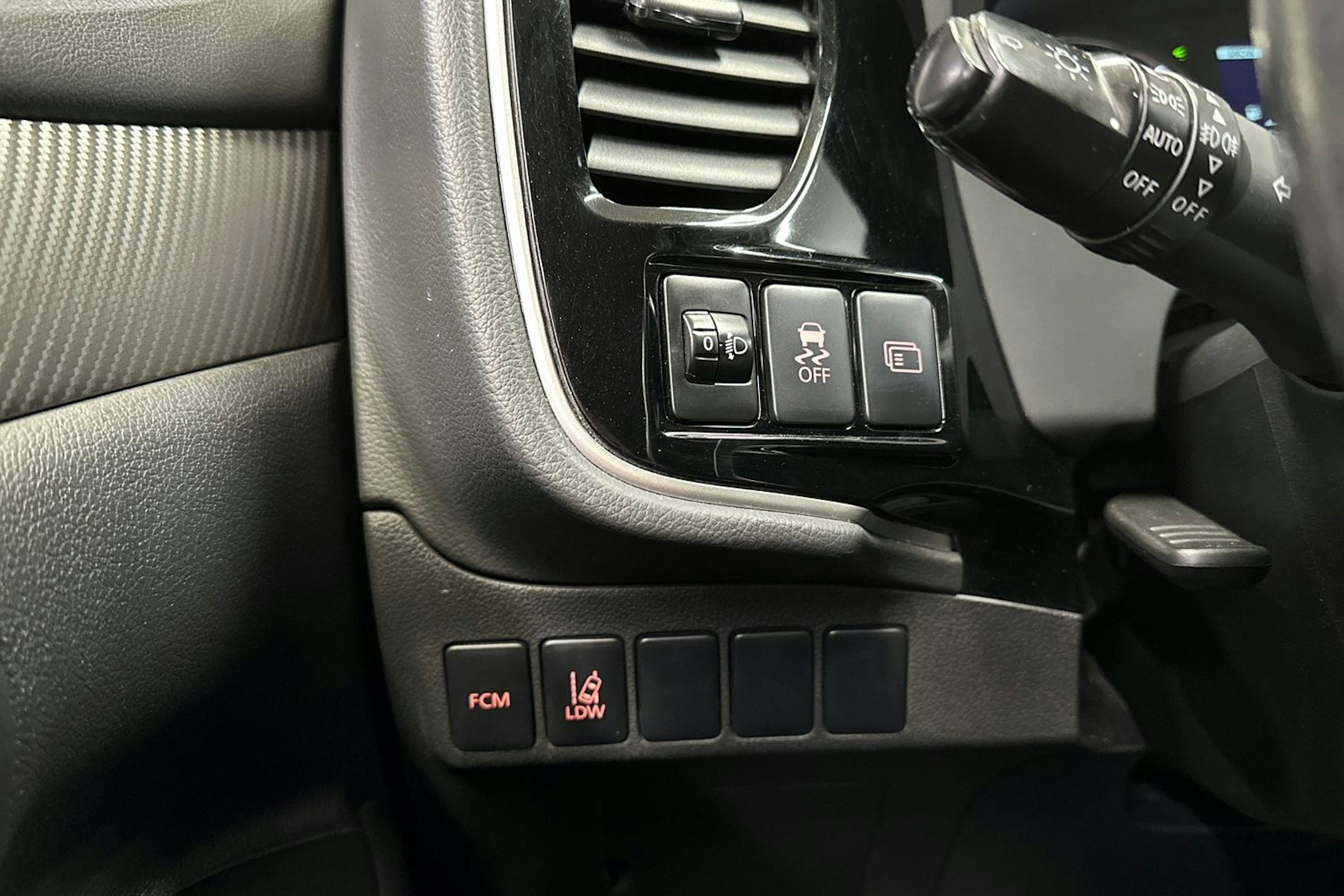 valkoinen Mitsubishi Outlander 2016 kuva 23.