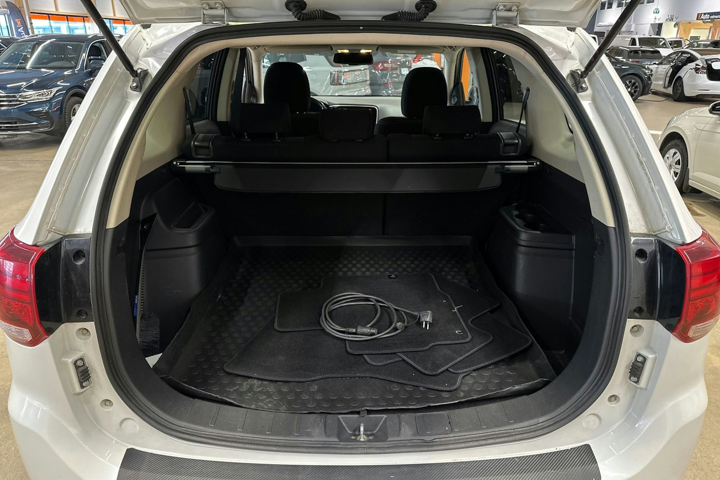 valkoinen Mitsubishi Outlander 2016 kuva 25.