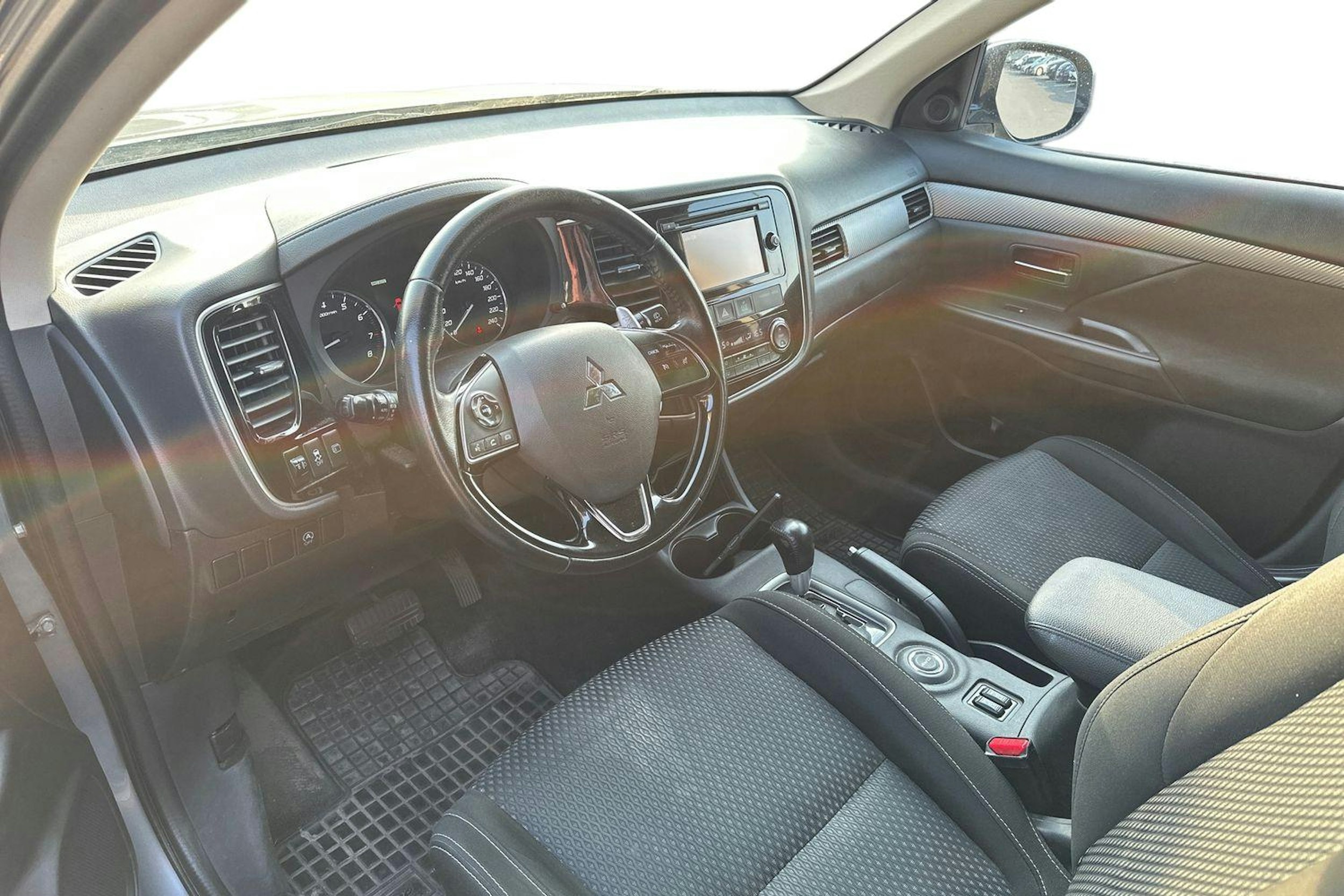 harmaa Mitsubishi Outlander 2016 kuva 3.