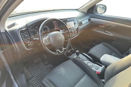 harmaa Mitsubishi Outlander 2016 kuva 3.