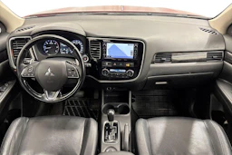 punainen Mitsubishi Outlander 2016 kuva 7.