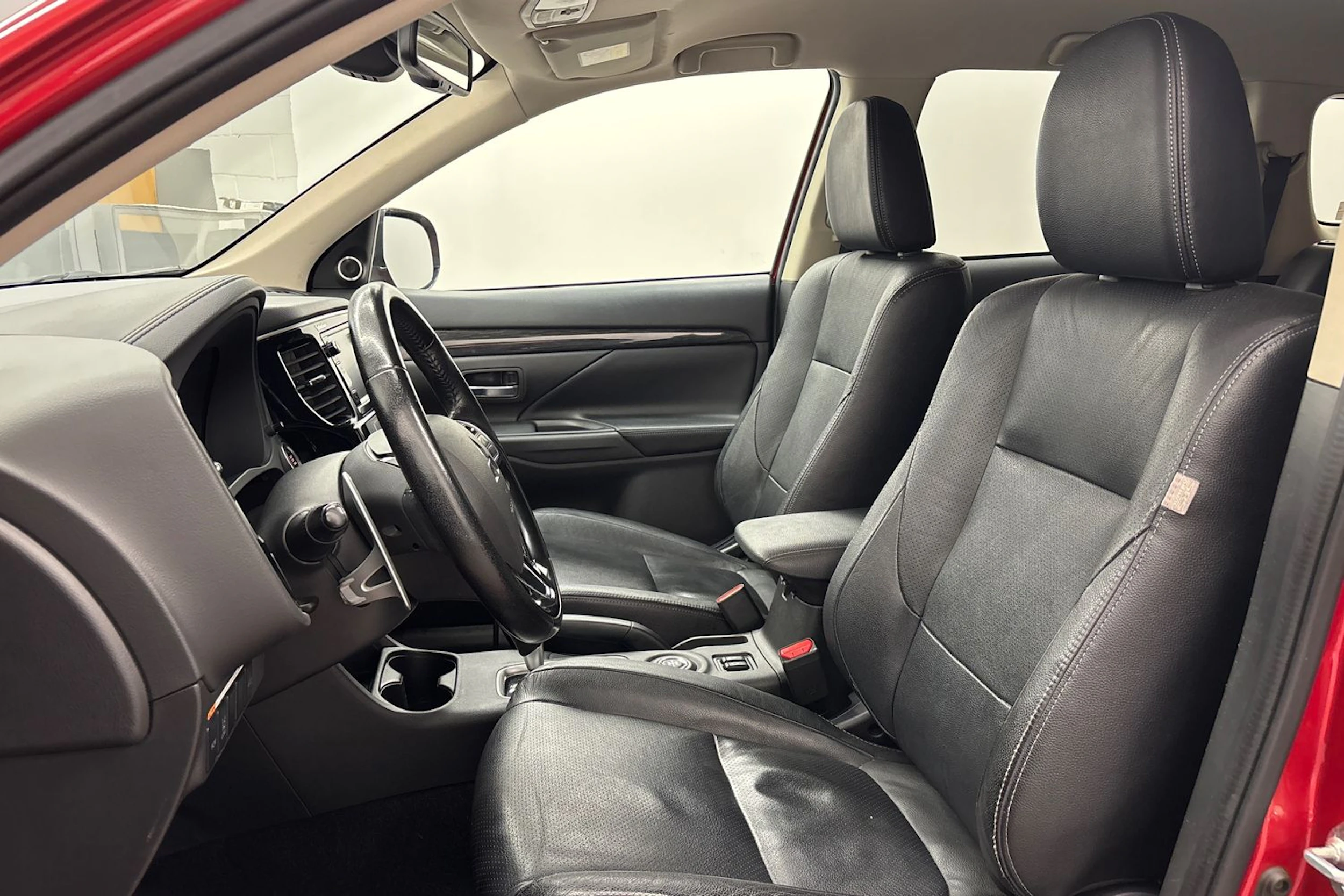 punainen Mitsubishi Outlander 2016 kuva 11.