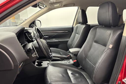 punainen Mitsubishi Outlander 2016 kuva 11.