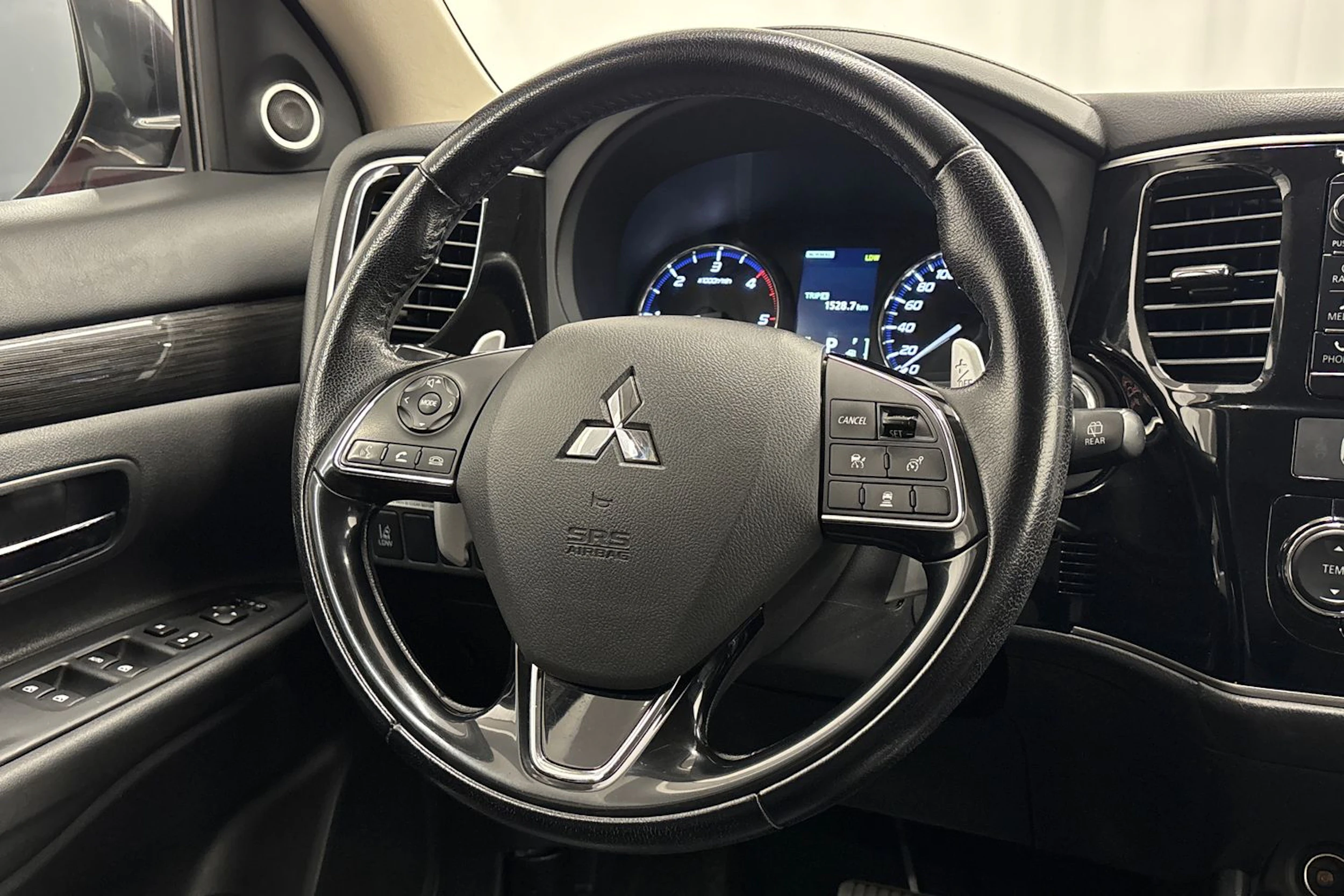 punainen Mitsubishi Outlander 2016 kuva 13.