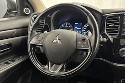punainen Mitsubishi Outlander 2016 kuva 13.