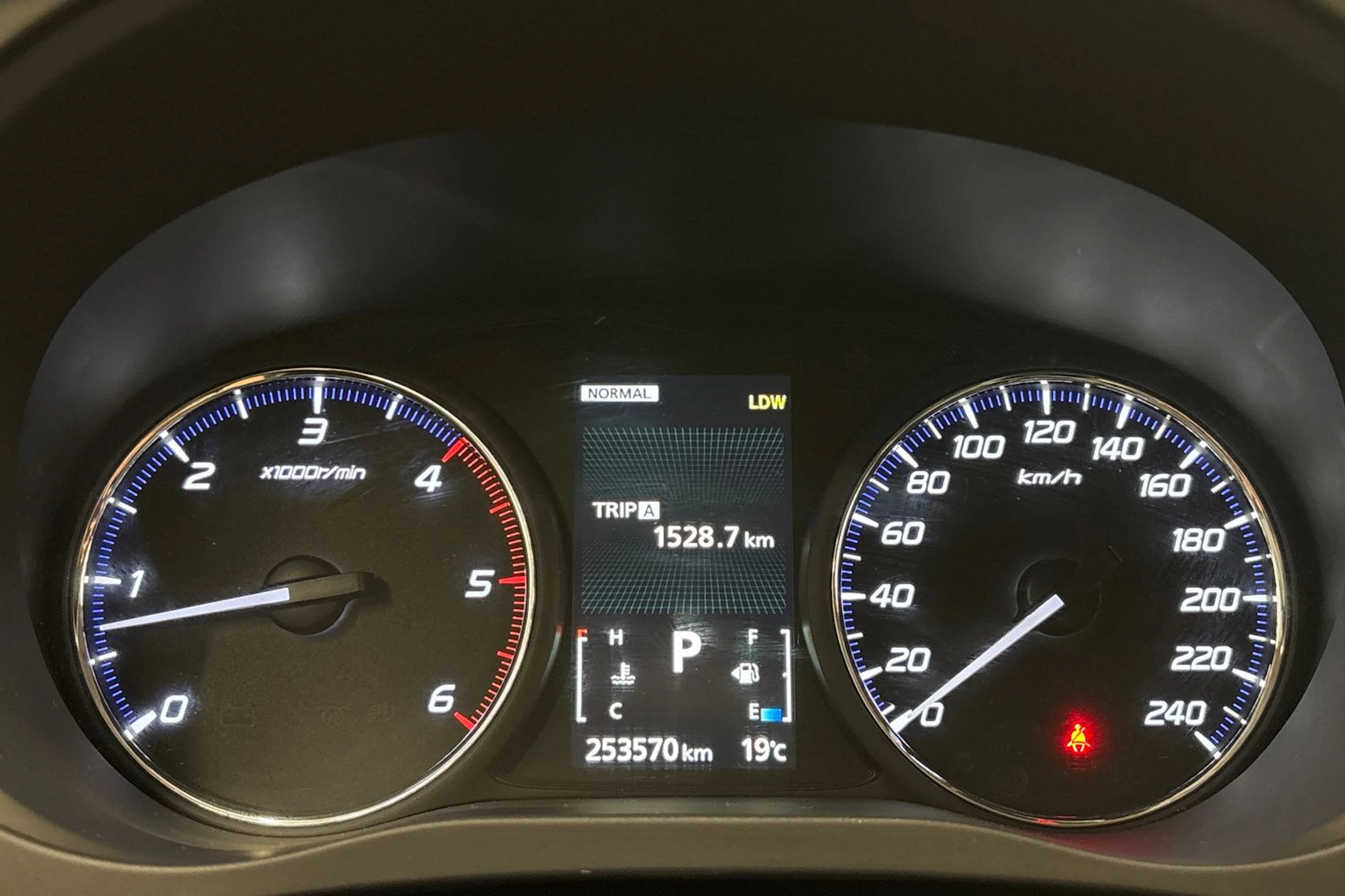 punainen Mitsubishi Outlander 2016 kuva 16.