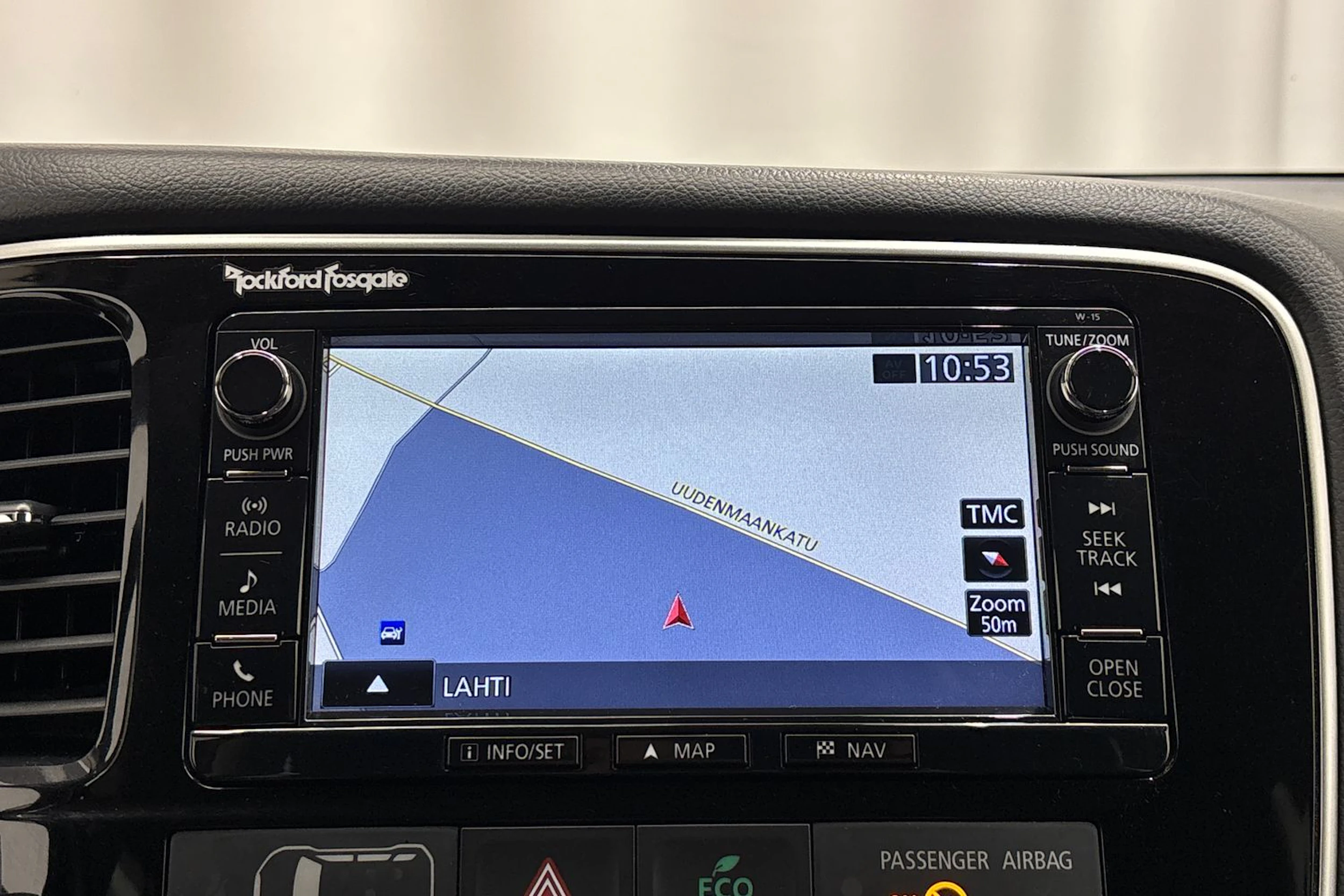 punainen Mitsubishi Outlander 2016 kuva 18.
