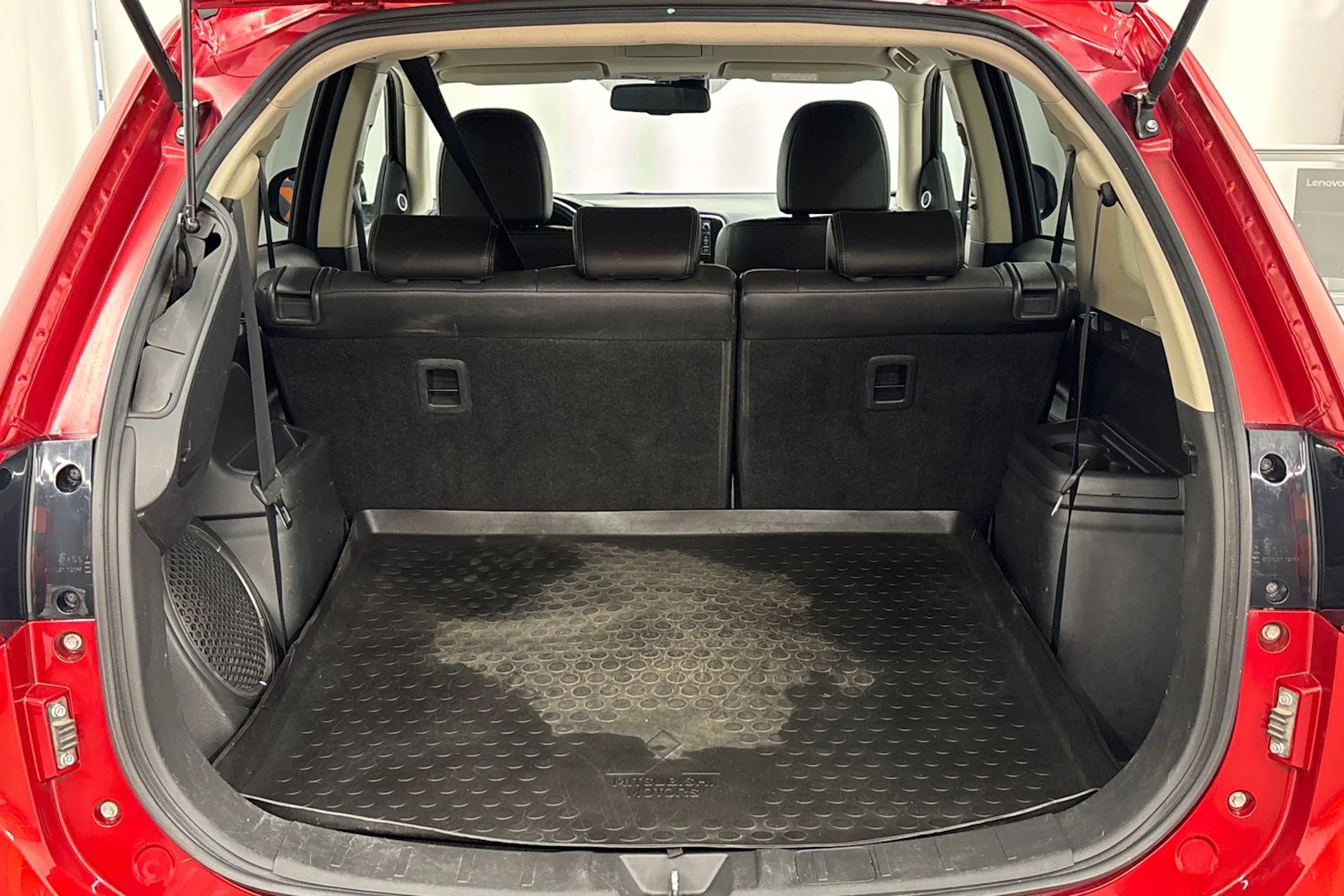 punainen Mitsubishi Outlander 2016 kuva 23.