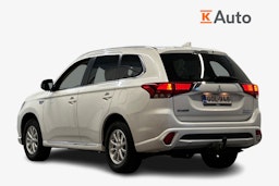 valkoinen Mitsubishi Outlander PHEV 2016 kuva 2.