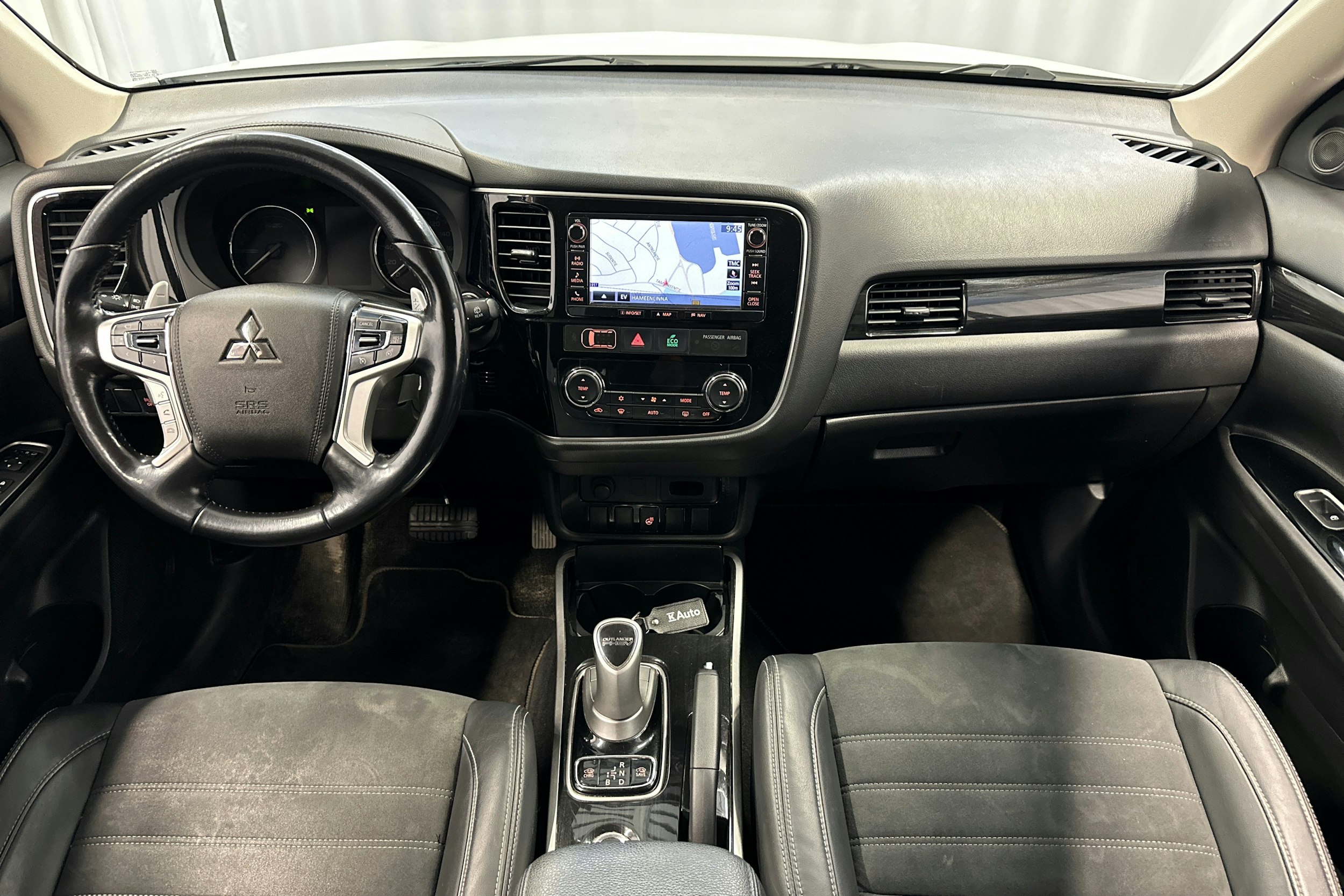 valkoinen Mitsubishi Outlander PHEV 2016 kuva 8.