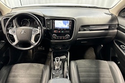 valkoinen Mitsubishi Outlander PHEV 2016 kuva 8.