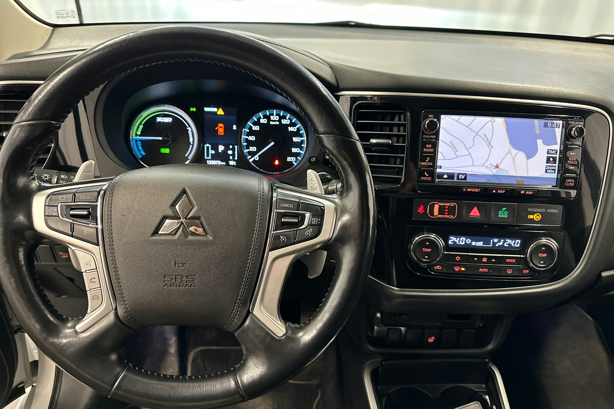 valkoinen Mitsubishi Outlander PHEV 2016 kuva 17.