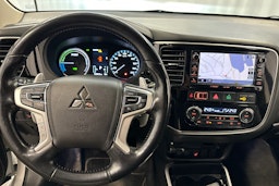 valkoinen Mitsubishi Outlander PHEV 2016 kuva 17.