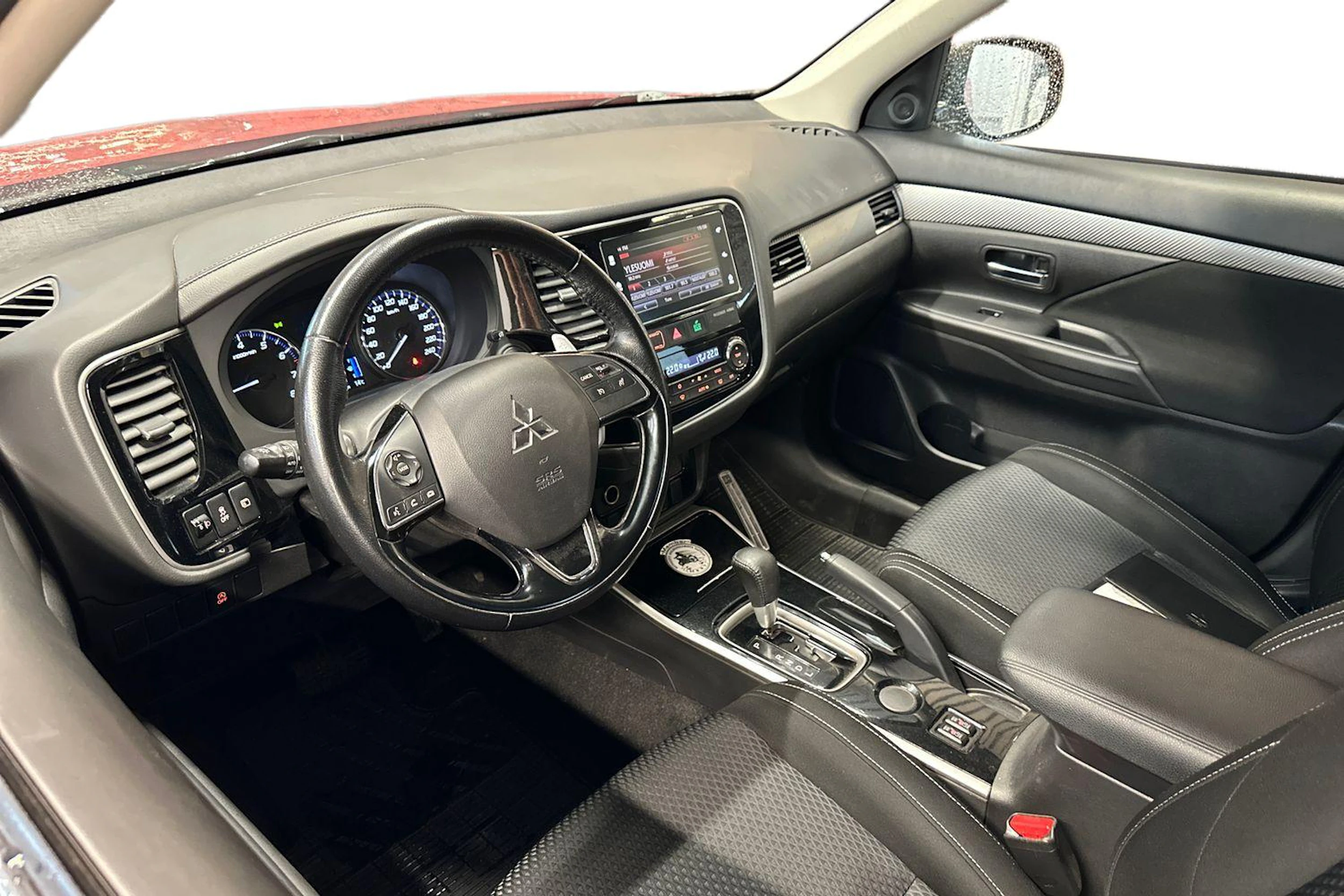punainen Mitsubishi Outlander 2017 kuva 3.