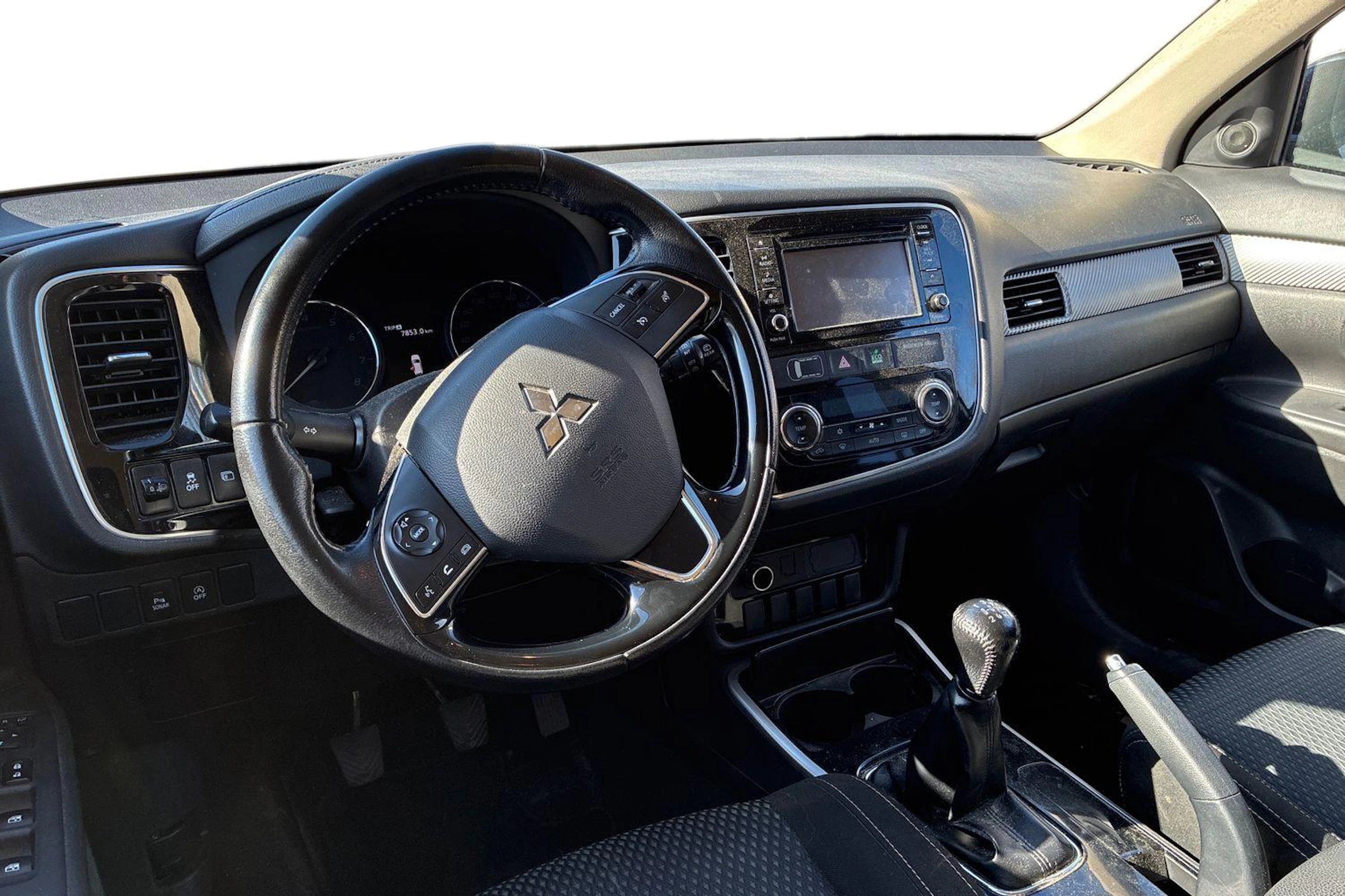 Valkoinen Mitsubishi Outlander 2017 kuva 3.