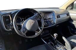 Valkoinen Mitsubishi Outlander 2017 kuva 3.
