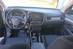 sininen Mitsubishi Outlander 2017 kuva 7.