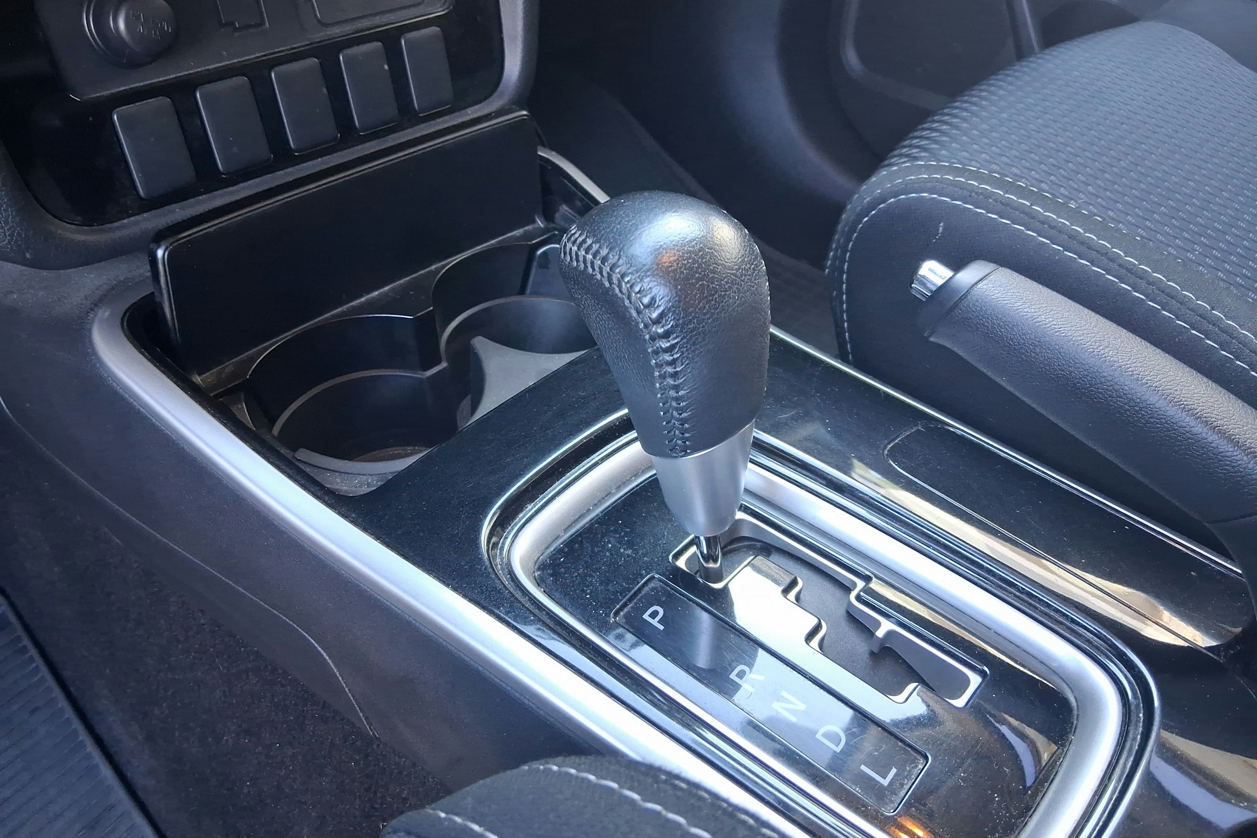 sininen Mitsubishi Outlander 2017 kuva 12.