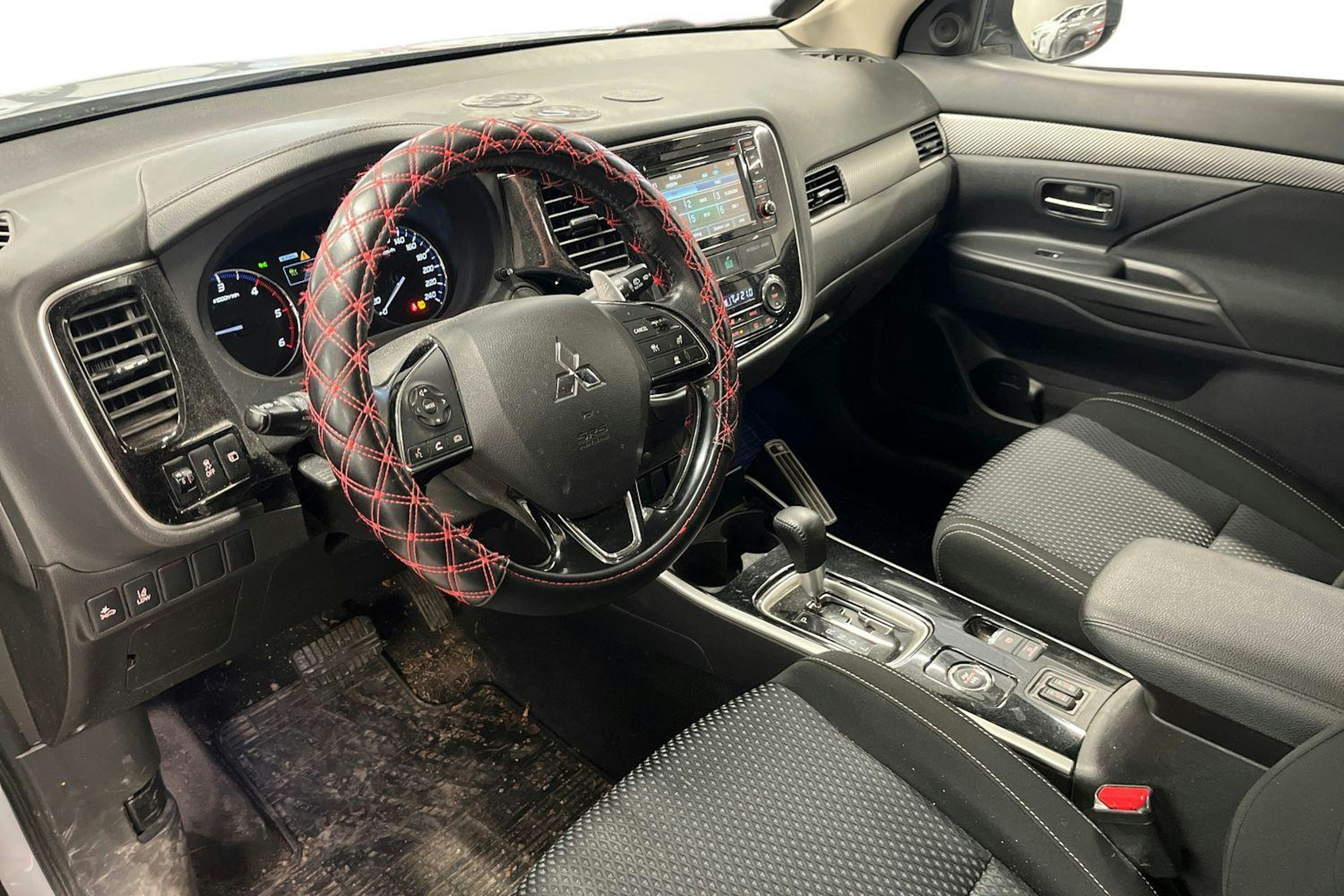harmaa Mitsubishi Outlander 2018 kuva 3.