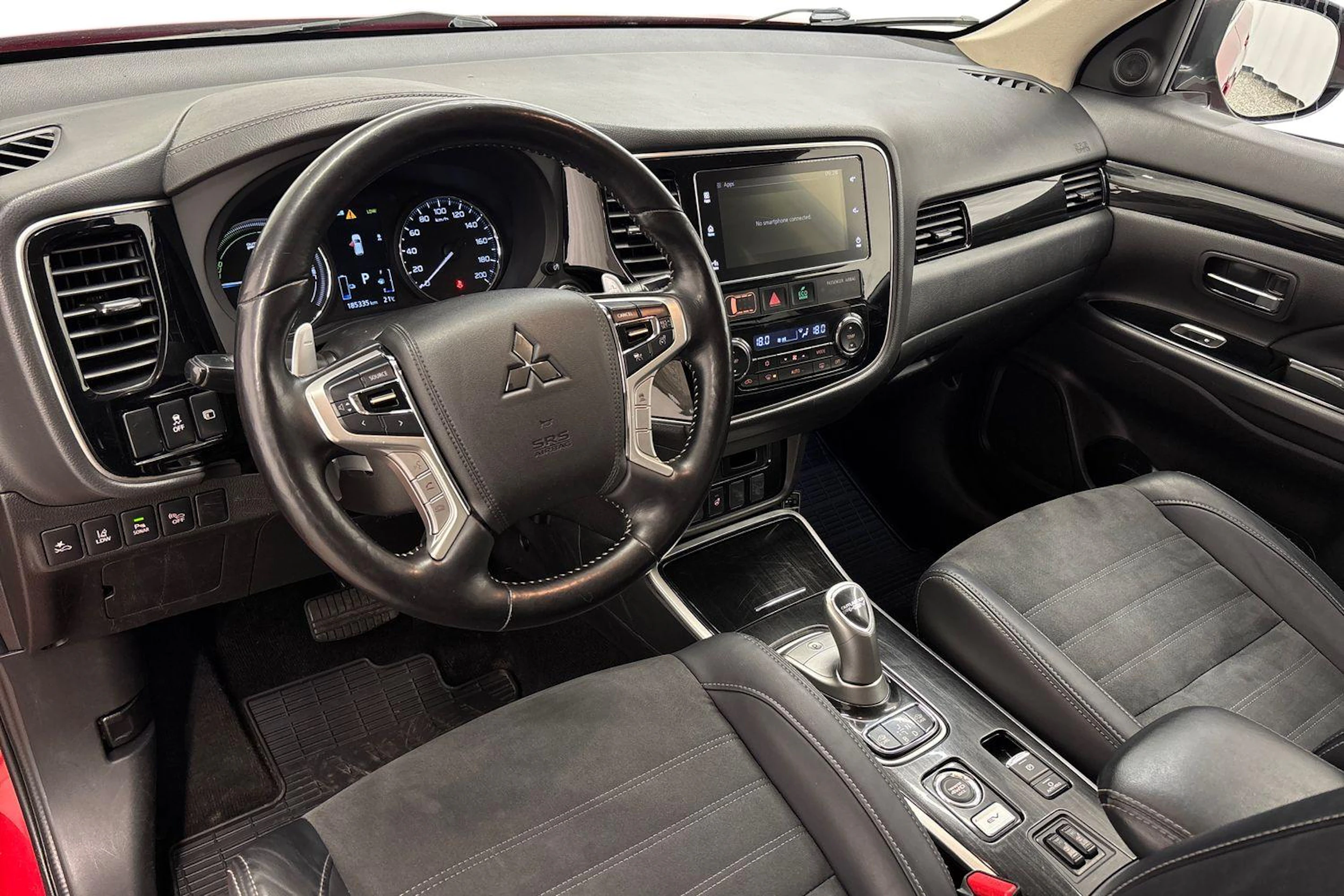 Punainen Mitsubishi Outlander 2018 kuva 6.