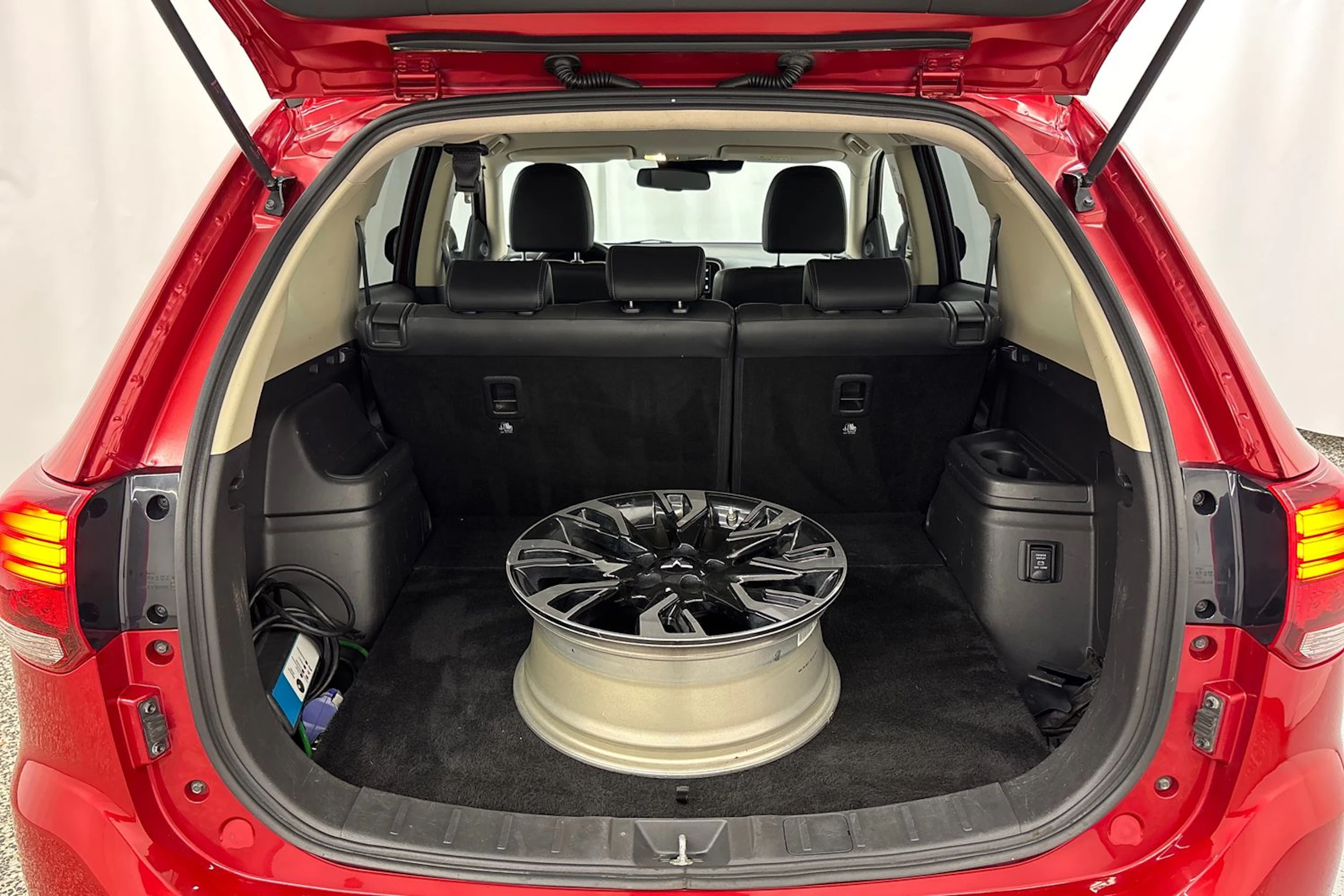 Punainen Mitsubishi Outlander 2018 kuva 10.