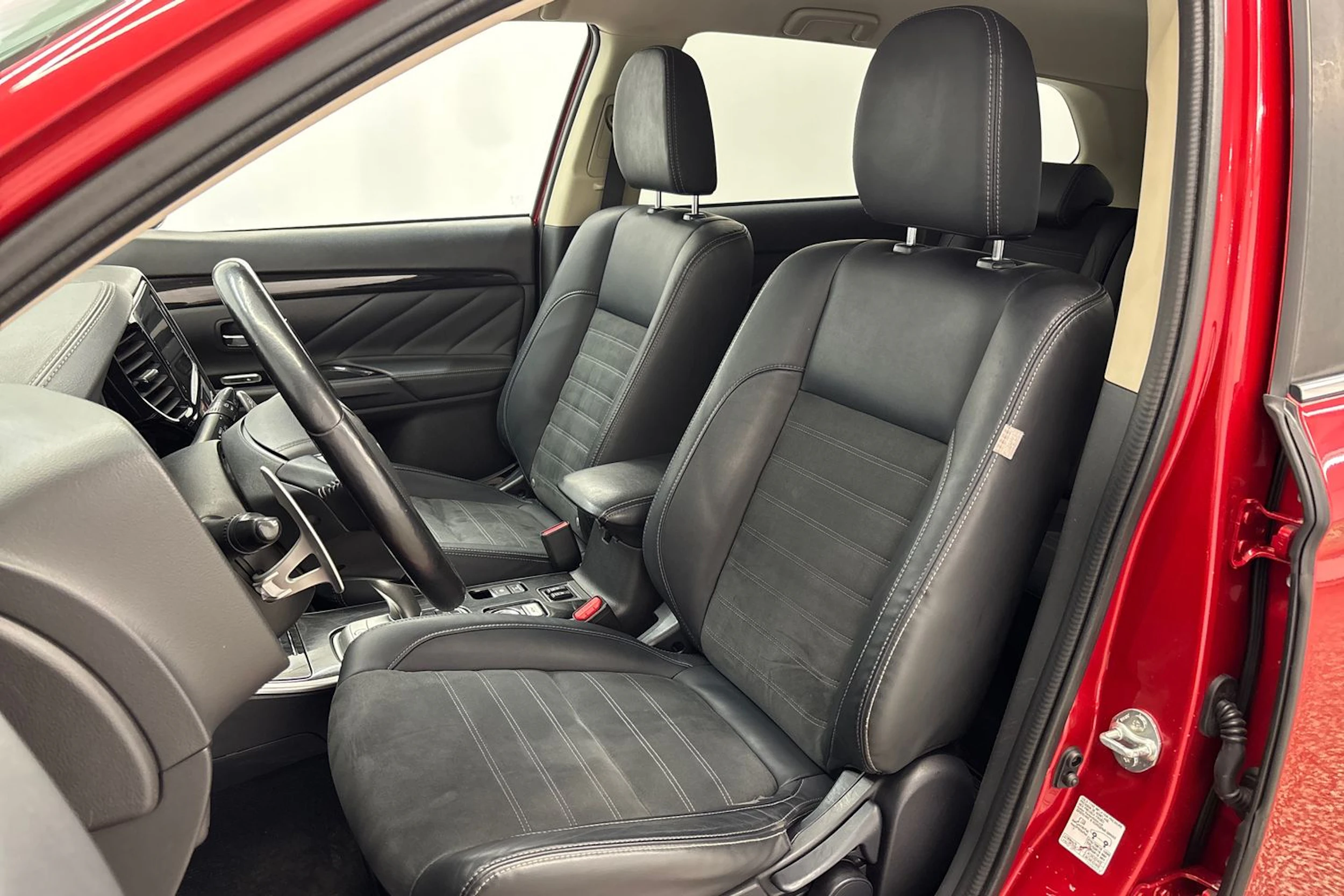 Punainen Mitsubishi Outlander 2018 kuva 11.
