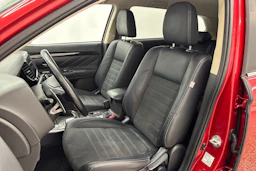 Punainen Mitsubishi Outlander 2018 kuva 11.