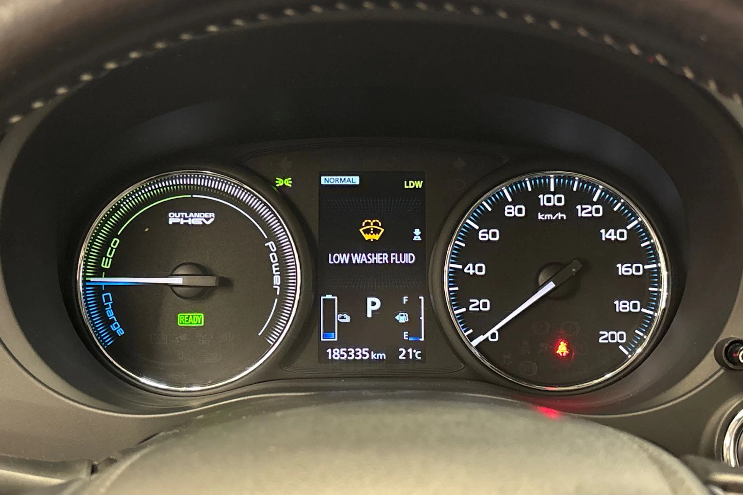 Punainen Mitsubishi Outlander 2018 kuva 12.