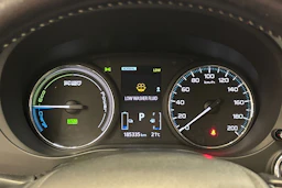 Punainen Mitsubishi Outlander 2018 kuva 12.