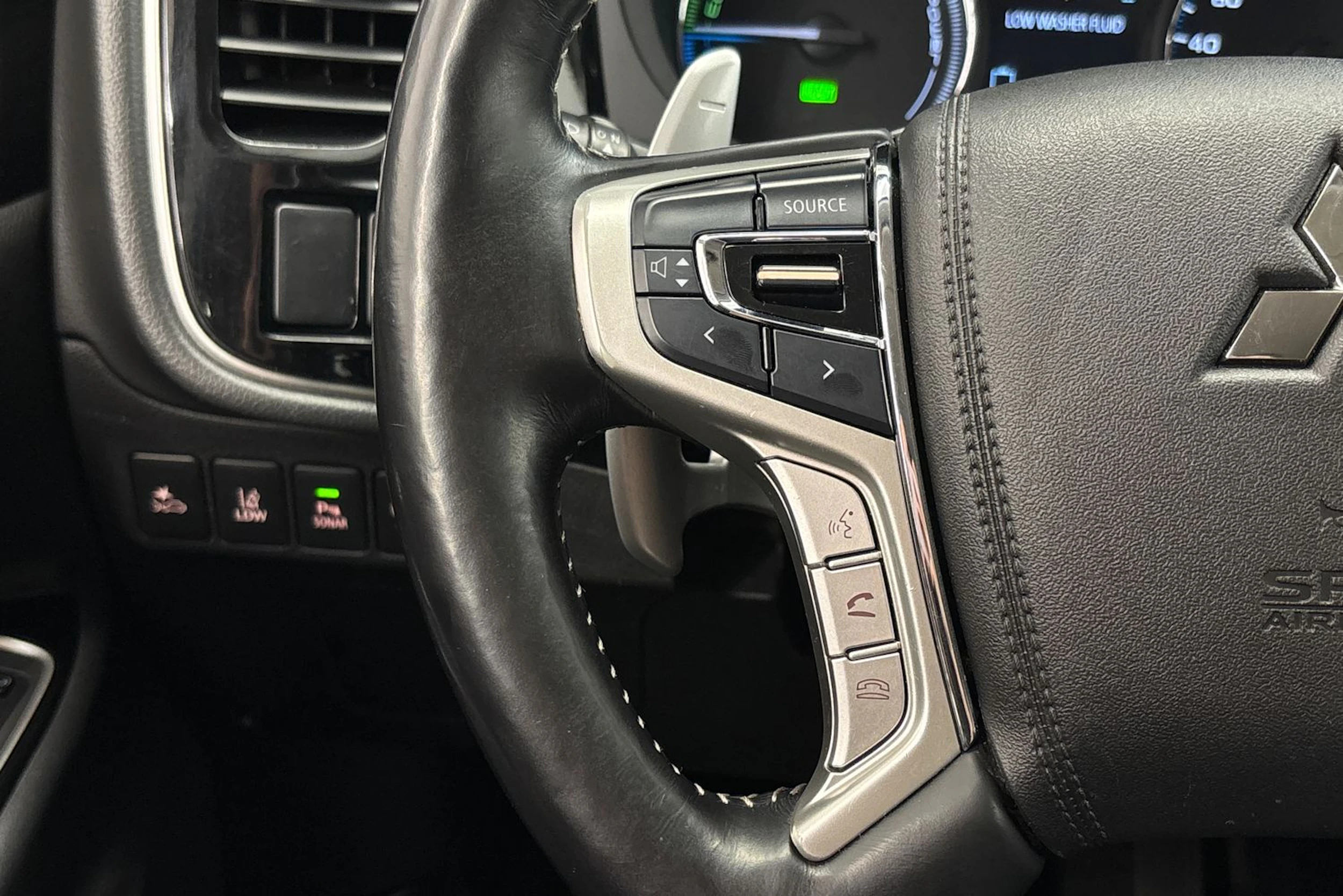 Punainen Mitsubishi Outlander 2018 kuva 13.