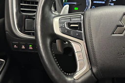 Punainen Mitsubishi Outlander 2018 kuva 13.