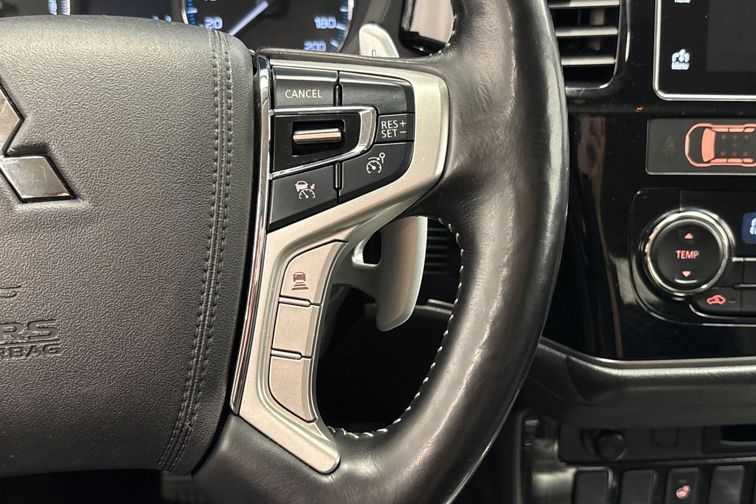 Punainen Mitsubishi Outlander 2018 kuva 14.