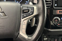 Punainen Mitsubishi Outlander 2018 kuva 14.