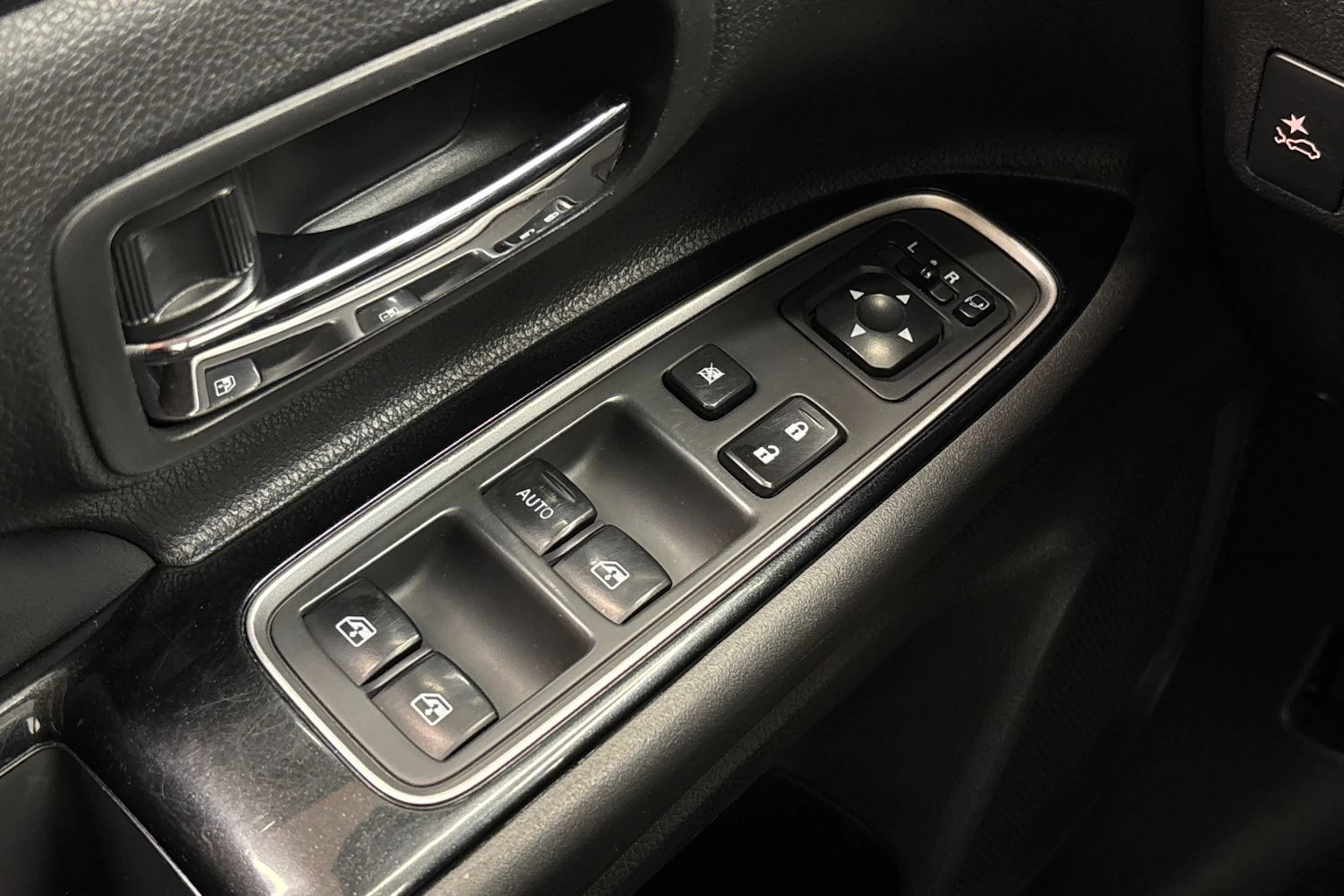 Punainen Mitsubishi Outlander 2018 kuva 16.
