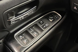 Punainen Mitsubishi Outlander 2018 kuva 16.